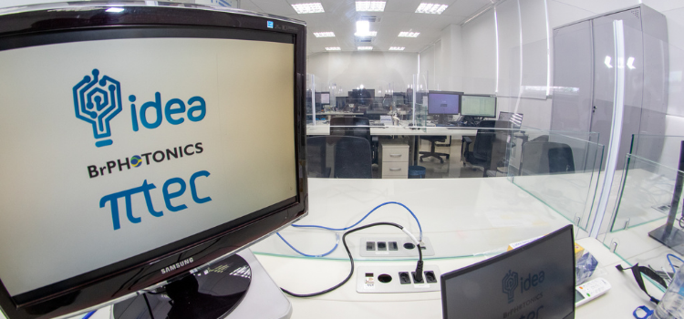 Foto de uma tela de computador com os logos das empresas Idea! e PITEC