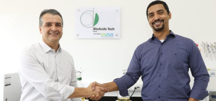 Aperto de mãos entre representante da RTB Energia e BioAcids Tech Brasil