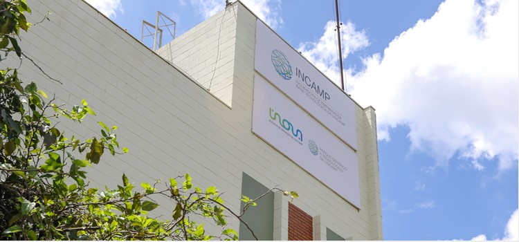 Foto da fachada do prédio Incamp com placas com logos da Incamp, do Parque Científico e Tecnológico e da Inova Unicamp