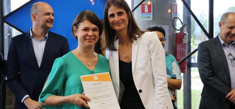 Mariana Zanatta segura a certificação Cerne da Incamp