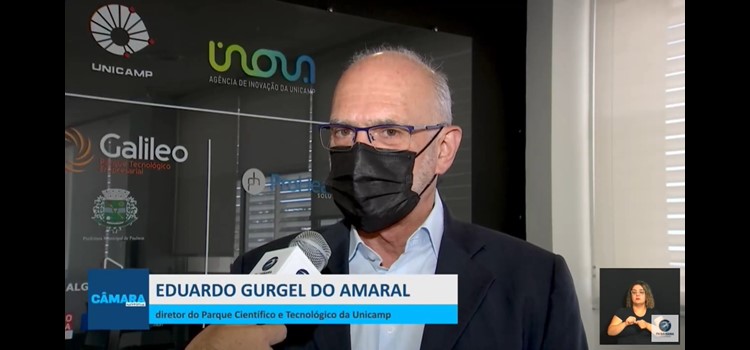 Screenshot da TV Câmara com Eduardo Gurgel do Amaral, diretor do Parque Científico da Unicamp. Ele é um homem branco, na faixa dos 60 anos, um pouco calvo.