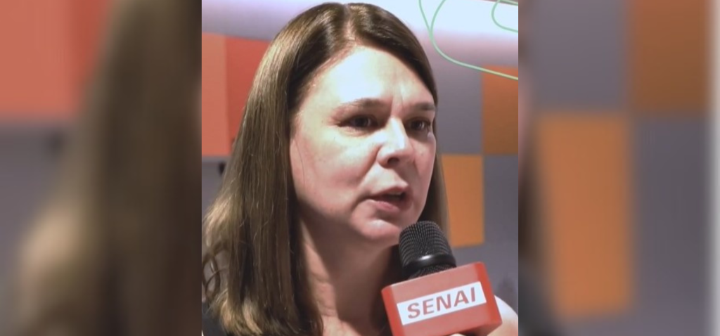 Printsceen do vídeo em que Mariana Zanatta, da gestora da Inova Unicamp, aparece em entrevista. No momento do registro, ela aparece falando ao microfone. Fim da descrição.