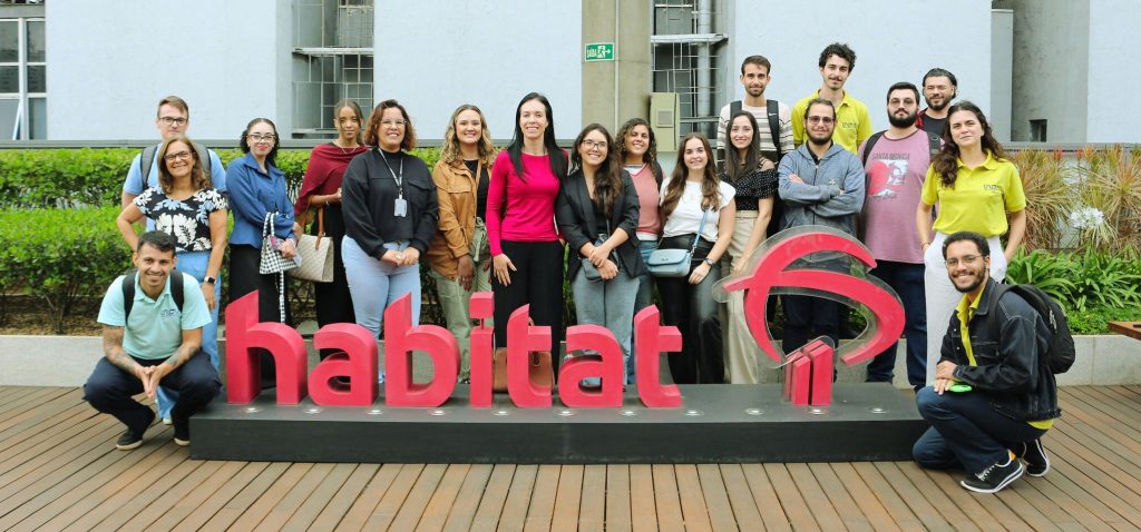 Equipe que visitou a Inovabra reunida em área externa do prédio Fim da descrição.