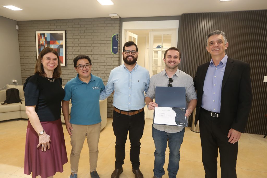 Na imagem, membros da equipe da Inova Unicamp posam junto aos fundadores da Singular Seeds, empresa graduada pela Incamp. Fim da descrição.